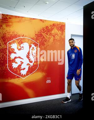 Wolfsburg, Deutschland. Juli 2024. WOLFSBURG - Cody Gakpo während eines Medienmoments der niederländischen Nationalmannschaft in der Volkswagen Arena am 8. Juli 2024 in Wolfsburg. Die niederländische Nationalmannschaft bereitet sich auf das Halbfinale der Fußball-Europameisterschaft in Deutschland gegen England vor. ANP KOEN VAN WEEL Credit: ANP/Alamy Live News Stockfoto