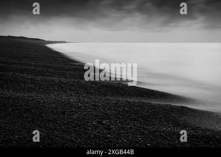 Schwarzweiß-Langzeitbelichtung vom Weyborne Beach, Norfolk. Stockfoto