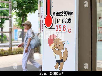 Tokio, Japan. Juli 2024. Ein Käufer kommt an einem großen Thermometer vorbei, das im Kaufhaus Yagihashi in Kumagaya, einem Vorort Tokios, ausgestellt wird, als Kumagayas Temperatur am Montag, den 8. Juli 2024, 35 Grad Celsius stieg. (Foto: Yoshio Tsunoda/AFLO) Stockfoto