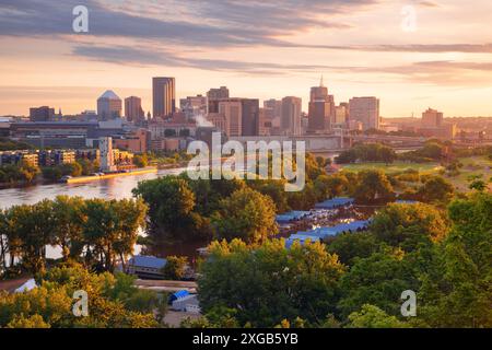 Saint Paul, Minnesota, USA. Luftbild des Stadtzentrums von St. Paul, Minnesota, USA mit Spiegelbild der Skyline des Mississippi River in Beauty Stockfoto