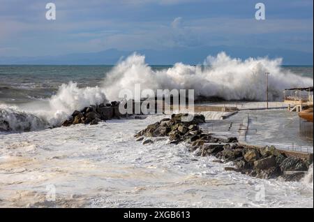 Raues Meer mit großen Wellen an den Piers der Küste von Genua, Italien Stockfoto