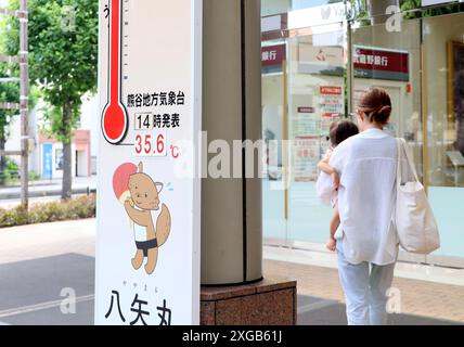 Tokio, Japan. Juli 2024. Ein Käufer kommt an einem großen Thermometer vorbei, das im Kaufhaus Yagihashi in Kumagaya, einem Vorort Tokios, ausgestellt wird, als Kumagayas Temperatur am Montag, den 8. Juli 2024, 35 Grad Celsius stieg. (Foto: Yoshio Tsunoda/AFLO) Stockfoto