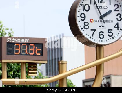 Tokio, Japan. Juli 2024. In Kumagaya, einem Vorort Tokios, zeigt ein Thermometer, als Kumagayas Temperatur am Montag, den 8. Juli 2024, über 37 Grad Celsius stieg. (Foto: Yoshio Tsunoda/AFLO) Stockfoto