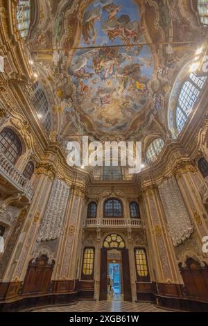 GENUA, ITALIEN, 14. OKTOBER. 2023 - das Innere des Oratoriums St. Philipp (San Filippo) im historischen Zentrum von Genua, Italien Stockfoto