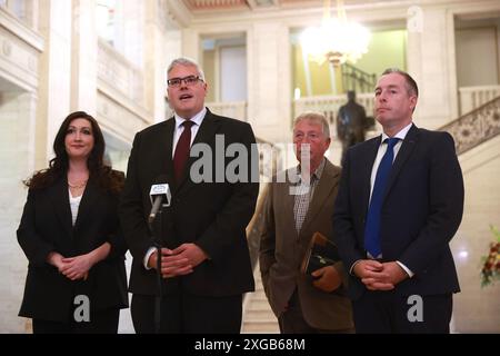 (Von links nach rechts) stellvertretende erste Ministerin Emma Little-Pengelly, DUP-Parteivorsitzender Gavin Robinson, Abgeordneter Sammy Wilson, und Paul Givan sprach vor den Medien in der Großen Halle der Parlamentsgebäude in Stormont, Belfast, nach einem Treffen mit Premierminister Sir Keir Starmer während der Tour des Premierministers durch Großbritannien nach dem Sieg von Labour bei den Parlamentswahlen 2024. Bilddatum: Montag, 8. Juli 2024. Stockfoto