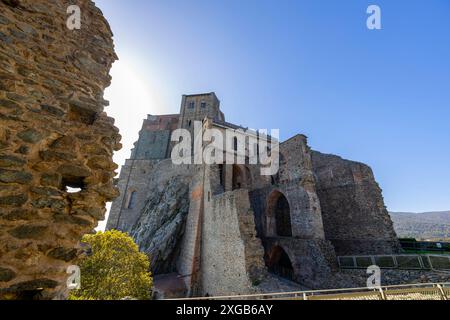 Blick auf die Sacra San Michele (Abtei St. Michael) in Sant'Ambrogio von Turin, Provinz Turin, Piemont, Italien Stockfoto