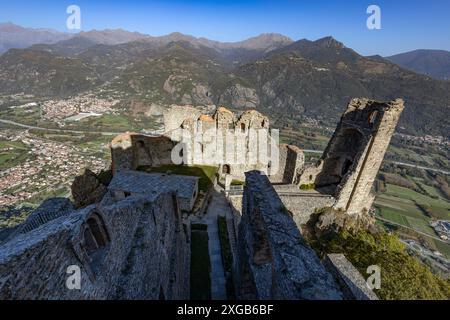 Sehen Sie die Ruinen der Sacra San Michele und den herrlichen Blick auf das Susa-Tal, Provinz Turin, Piemont, Italien, Stockfoto