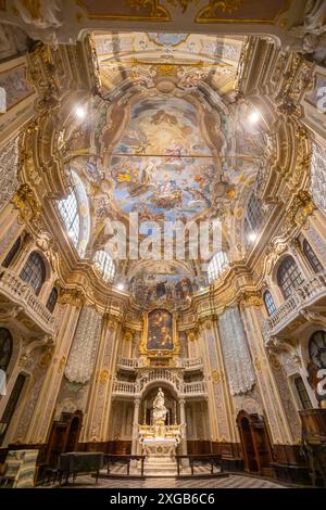 GENUA, ITALIEN, 14. OKTOBER. 2023 - das Innere des Oratoriums St. Philipp (San Filippo) im historischen Zentrum von Genua, Italien Stockfoto