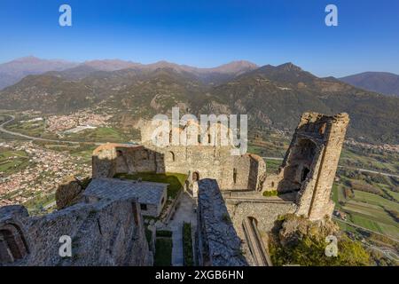 Sehen Sie die Ruinen der Sacra San Michele und den herrlichen Blick auf das Susa-Tal, Provinz Turin, Piemont, Italien, Stockfoto