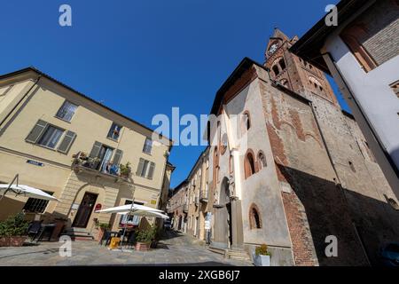 AVIGLIANA, ITALIEN, 11. OKTOBER 2023 - Blick auf die Kirche St. John im historischen Zentrum von Avigliana, Provinz Turin, Italien Stockfoto