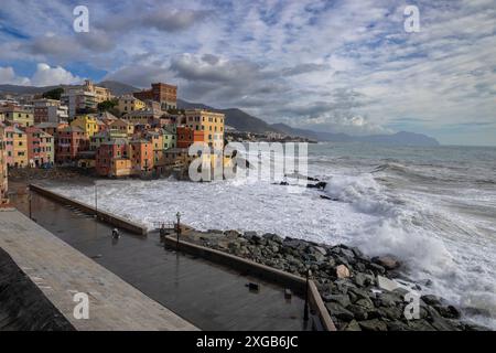 GENUA, ITALIEN, 3. NOVEMBER 2023 - Blick auf das Fischerdorf Genua Boccadasse mit dem rauen Meer in Genua, Italien Stockfoto