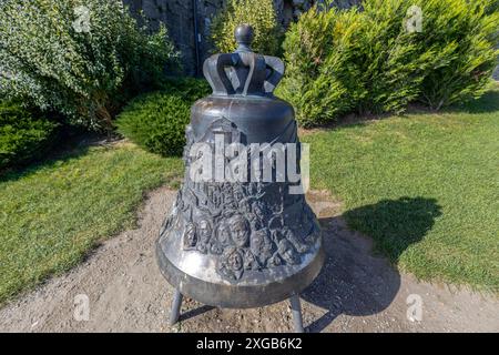 SANT'AMBROGIO DI TORINO, ITALIEN, 11. OKTOBER 2023 - die Glocke der Sacra di San Michele (Abtei St. Michael) in Sant'Ambrogio di Torino, Turin Stockfoto