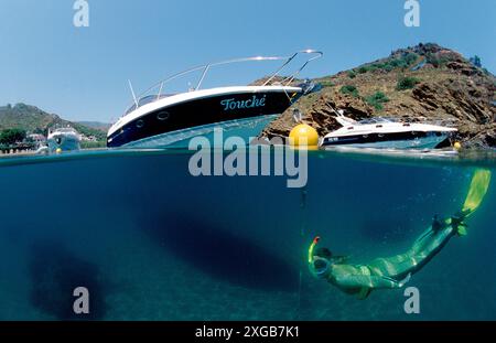 Hauttauchen vor einer Yacht, geteiltes Bild, Spanien, Mittelmeer, Costa Brava Stockfoto