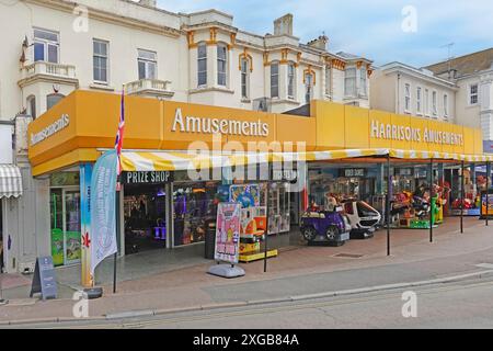 Harrisons Amusement Arkade ein Familienunterhaltungs-Unternehmen in Dawlish Seaside Ferienort gesehen früh Morgen kühl Juni Wetter Devon England Großbritannien Stockfoto