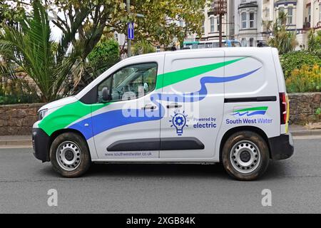 Der weiße Van des Unternehmens South West Water mit Elektroantrieb ist verantwortlich für die Wasserversorgung und Abwasseraufbereitung in Devon und Cornwall England, Großbritannien Stockfoto