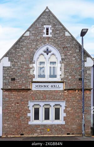 Das Schild der Freimaurerei in einer Steinblockfassade wurde 1867 als historischer Treffpunkt für die Freimaurerloge 303 in der Hollands Road Teignmouth Devon England, Großbritannien, erbaut Stockfoto