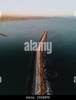 Blick aus der Vogelperspektive auf den Hafeneingang von Dana Point bei Sonnenuntergang mit dem Boot Stockfoto