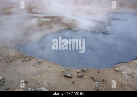 Kochendes Schlammbecken im Geothermalgebiet von Námafjall, in der Nähe des Mývatn-Sees, Nordosten Islands. Stockfoto