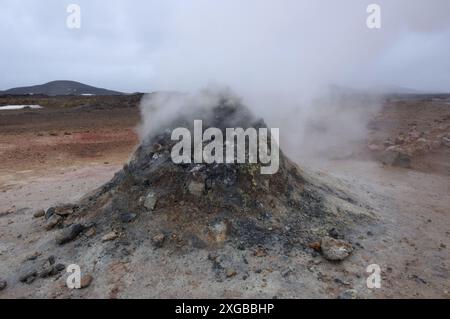 Fumarole im geothermischen Gebiet von Námafjall, in der Nähe des Mývatn-Sees, Nordosten Islands. Stockfoto