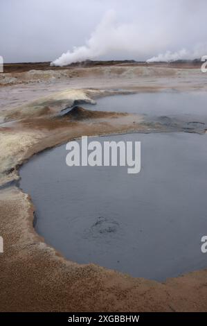 Geothermisches Gebiet in der Nähe des Mývatn-Sees, Nordosten Islands Námafjall. Stockfoto