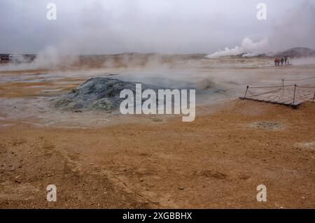 Geothermisches Gebiet in der Nähe des Mývatn-Sees, Nordosten Islands Námafjall. Stockfoto