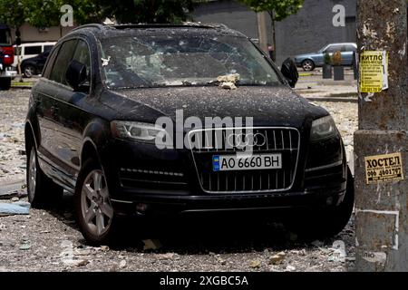 Kiew, Kiew-Stadt, Ukraine. Juli 2024. Zerstörtes Auto nach russischem Raketenangriff auf Kiew heute Morgen im Bezirk Lukianivska. (Kreditbild: © Andreas Stroh/ZUMA Press Wire) NUR REDAKTIONELLE VERWENDUNG! Nicht für kommerzielle ZWECKE! Quelle: ZUMA Press, Inc./Alamy Live News Stockfoto