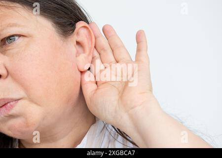kaukasische reife Frau mit schmerzhaftem Ohr Nahaufnahme, Hörverlust, Ohrbeschwerden, Hörtest, Frauengesundheit, akute Otitis Media, Behandlung und CAR Stockfoto