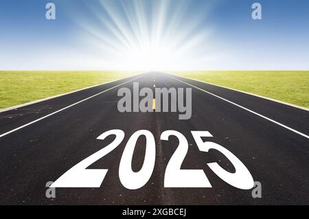 2025 Straßenperspektive mit aufgehender Sonne, Hoffnung und Optimismus Neujahrskonzept Stockfoto