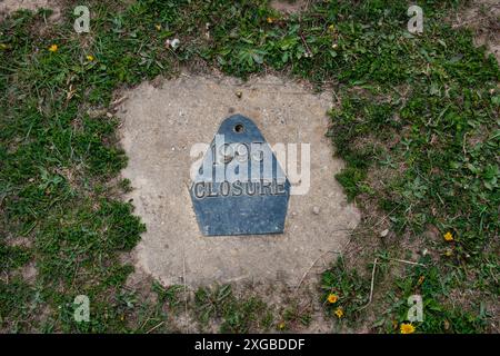 Schließungszeitabzeichen in Stein der Easington Colliery im Jahr 1995, an der ehemaligen Stelle der Mine in der Nähe von Sunderland im County Durham, Nordengland Stockfoto