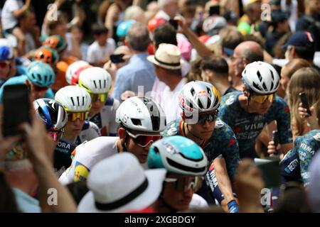 Troyes, Frankreich. Juli 2024. Wout Van Aert vom Team Visma Lease A Bike rollt aus Troyes mit dem Hauptfeld zu Beginn der 9. Etappe der Tour de France 2024 Credit: Dominic Dudley/Alamy Live News Credit: Dominic Dudley/Alamy Live News Stockfoto