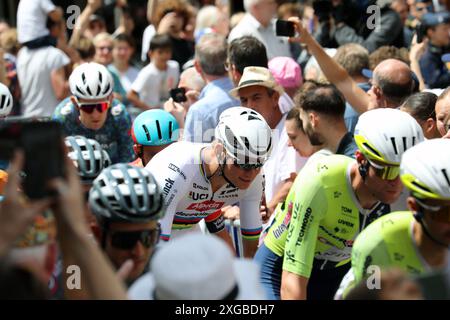 Troyes, Frankreich. Juli 2024. Mathieu Van der Poel von Alpecin-Deceuninck rollt zu Beginn der 9. Etappe der Tour de France 2024 aus Troyes mit dem Hauptfeld. Credit: Dominic Dudley/Alamy Live News Credit: Dominic Dudley/Alamy Live News Stockfoto