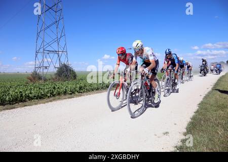 Troyes, Frankreich. Juli 2024. Tom Pidcock von Ineos Grenadiers und Alex Aranburu von Movistar fahren auf der 9. Etappe der Tour de France 2024 auf Schotterstraßen Credit: Dominic Dudley/Alamy Live News Credit: Dominic Dudley/Alamy Live News Stockfoto