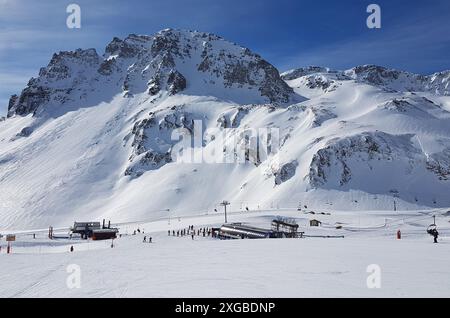 Skilifte und Berge in Tignes, Frankreich während der Skisaison an einem Tag mit blauem Himmel Stockfoto