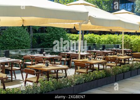 Café im Freien an einer Stadtstraße. Stockfoto