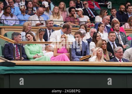 London, Großbritannien. Juli 2024. LONDON, ENGLAND - 6. JULI: Joe Root und seine Frau Carrie Cotterell in der Royal Box am 6. Tag der Wimbledon Tennis Championships im All England Lawn Tennis and Croquet Club am 6. Juli 2024 in London, England Credit: MB Media Solutions/Alamy Live News Stockfoto