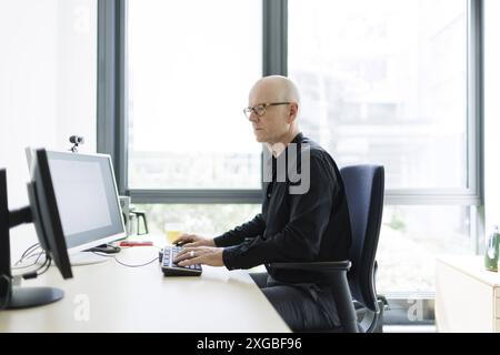 Thema: Arbeitswelt, Buero, Bonn, 04.07.2024. Bonn Deutschland *** Thema Arbeitswelt, Büro, Bonn, 04 07 2024 Bonn Deutschland Copyright: XUtexGrabowsky Stockfoto