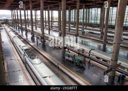 Plattformen und Hochgeschwindigkeitszügen. Puerta de Atocha-Bahnhof, Madrid, Spanien. Stockfoto