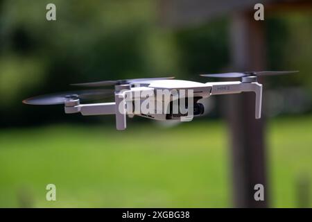 München, Deutschland. Juli 2024. Eine kleine private Drohne fliegt über einen Ort am Ammersee. Quelle: Peter Kneffel/dpa/Alamy Live News Stockfoto