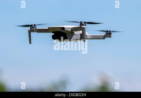 München, Deutschland. Juli 2024. Eine kleine private Drohne fliegt über einen Ort am Ammersee. Quelle: Peter Kneffel/dpa/Alamy Live News Stockfoto