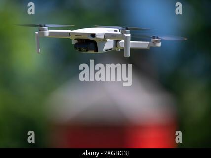 München, Deutschland. Juli 2024. Eine kleine private Drohne fliegt über einen Ort am Ammersee. Quelle: Peter Kneffel/dpa/Alamy Live News Stockfoto