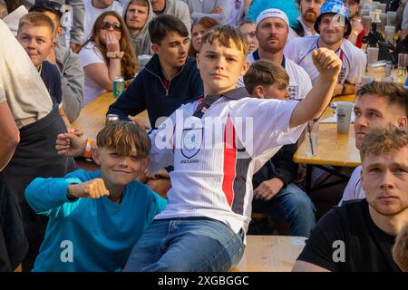 Brighton & Hove, East Sussex, Großbritannien. England Fußballfans treffen sich beim Big Screen Fan Zone Event, 4theFans Event, Central Park, Brighton zum Spiel England gegen Schweiz Euro 24. Juli 2024 . David Smith/Alamy Stockfoto