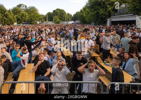 Brighton & Hove, East Sussex, Großbritannien. England Fußballfans treffen sich beim Big Screen Fan Zone Event, 4theFans Event, Central Park, Brighton zum Spiel England gegen Schweiz Euro 24. Juli 2024 . David Smith/Alamy Stockfoto