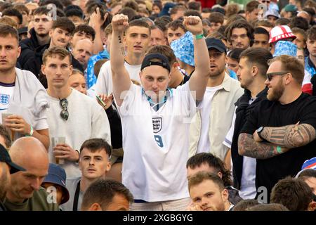 Brighton & Hove, East Sussex, Großbritannien. Englische Fußballfans treffen sich beim Big Screen Fan Zone Event, 4theFans Event, Central Park, Brighton zum Spiel England gegen Schweiz Euro 24 . Juli 2024 . David Smith/Alamy Stockfoto