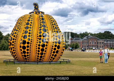 Große Bronze-Kürbisskulptur von Yayoi Kusama im Round Pond Kensington Gardens London UK Stockfoto