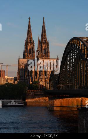 Kölner Dom während der Stunde des Sonnenaufgangs Stockfoto