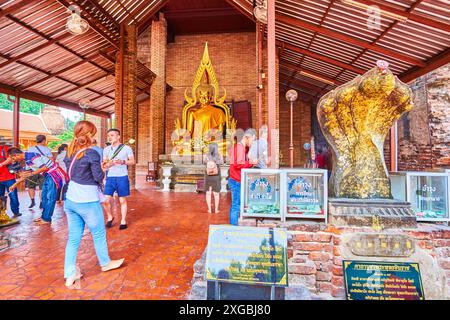 AYUTTHAYA, THAILAND - 5. MAI 2019: Das Buddha-Bild im Tempel Ubosot des Wat Yai Chai Mongkhon, am 5. Mai in Ayutthaya Stockfoto