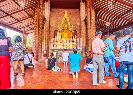 AYUTTHAYA, THAILAND - 5. MAI 2019: Das Buddha-Bild im Tempel Ubosot des Wat Yai Chai Mongkhon, am 5. Mai in Ayutthaya Stockfoto