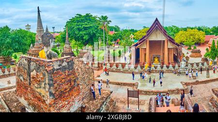 AYUTTHAYA, THAILAND - 5. MAI 2019: Panorama des Wat Yai Chai Mongkhon mit riesigen Statuen von Buddha, Ubosot, geschnitzten Chedis, Schreinen und grünem Garten Stockfoto