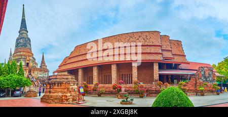 AYUTTHAYA, THAILAND - 5. MAI 2019: Der antike Wat Yai Chai Mongkhon Tempel mit erhaltenen Statuen des Buddha, Ubosot (Ordinationshalle), Chedis (Stup Stockfoto