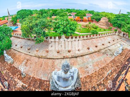 Panorama des Wat Yai Chai Mongkhon mit Statuen von Buddha, Ubosot, geschnitzten Chedis, Schreinen und grünem Garten, Ayutthaya, Thailand Stockfoto